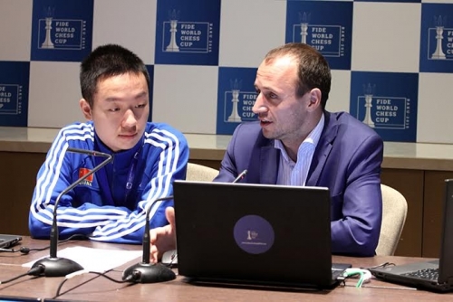 Wei Yi with the tournament commentator Evgeny Miroshnichenko