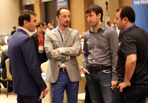 Azeri players speaking with Veselin Topalov