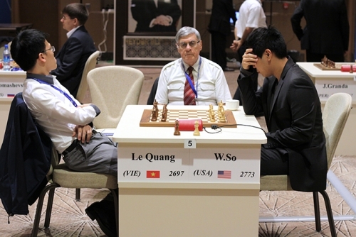 Wesley So focusing before the match with Le Quang Liem