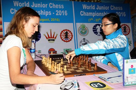 In the girls section Saduakassova Dinara of Kazhakstan right defeated Hiebler Laura of Austria