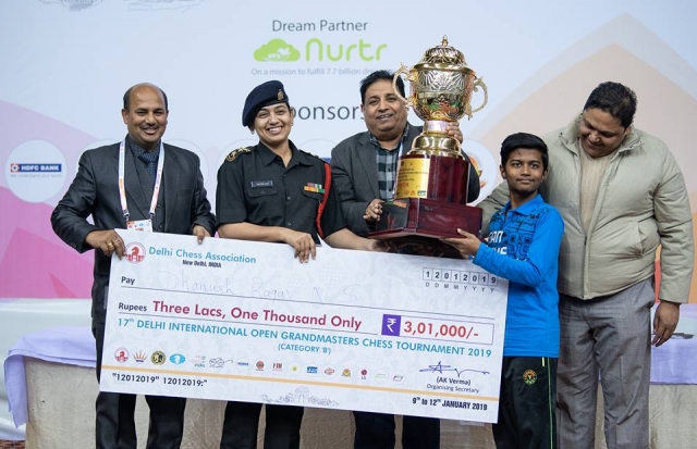 Category B winner Dhanush Raghav receiving trophy