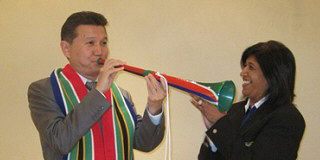 South_Africa_320x160_vyvyzela_playing