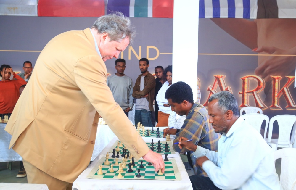 سیمولتانئو نایجل شورت با بازیکنان اتیوپیایی در راستای توسعه مسابقات شطرنج
