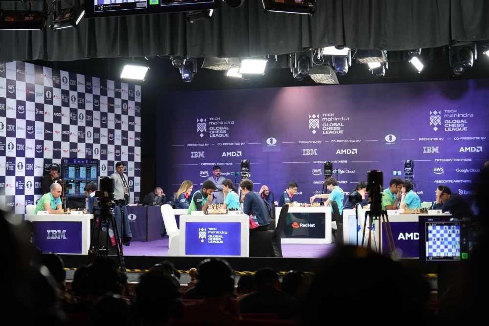 تصویر تیم PBG Alaskan Knights در حال جشن گرفتن اولین پیروزی فصل