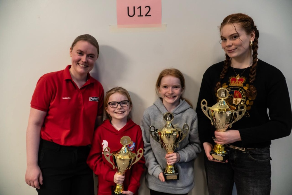 یوهانا با شاگردانش در مسابقات قهرمانی جوانان ایسلند ۲۰۲۵