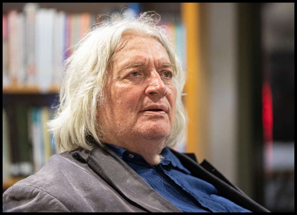 یان تیمان نفر دوم شطرنج جهان در سال 1982 در حال تفکر روی صفحه شطرنج