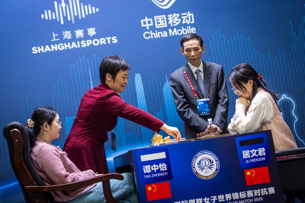 شیه جون در حال انجام حرکت افتتاحیه در مسابقه قهرمانی جهان زنان ۲۰۲۵